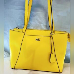 NWT MICHAEL KORS Maddie Medium Crossgrain Leather Tote, 30S8GN2T2L